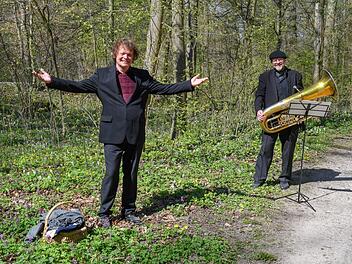 Inmitten blühender "Hain-Gögerla" rezitiert Schauspieler Martin Neubauer (links) hoffnungsvolle Frühlingsgedichte trotz trauriger Krisenzeiten. Untermalt wird der lyrische Hainspaziergang vom Tuba-Spiel von Heiko Triebener (Bamberger Symphoniker).  Fotos: Ronald Rinklef