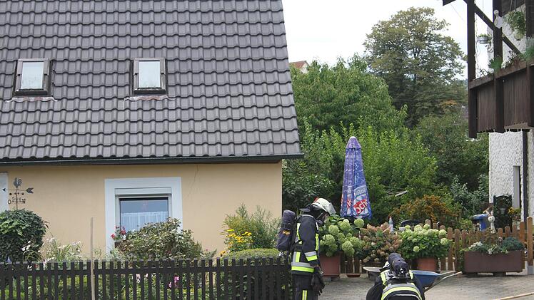 Bei privaten Bauarbeiten in der Stadtsteinacher Bahnhofsstraße ist gestern eine Gasleitung beschädigt worden. Weil Gas austrat, mussten die umliegenden Häuser geräumt werden. Foto: Sonny Adam