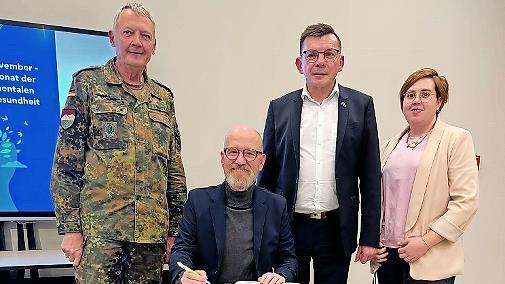 Das Bild zeigt von links General der Infanterie Michael Matz, den ehemaligen Staatssekretär Dr. Peter Tauber, Ersten Bürgermeister Armin Warmuth , Bibliotheksleitung Cindy Paulus.