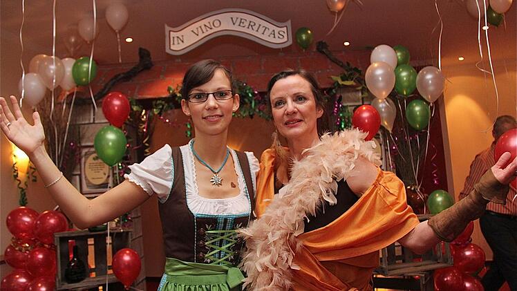 Kerstin Muth (links) und Petra Livingstone fanden die Silvester-Stimmung im Regena einfach toll.