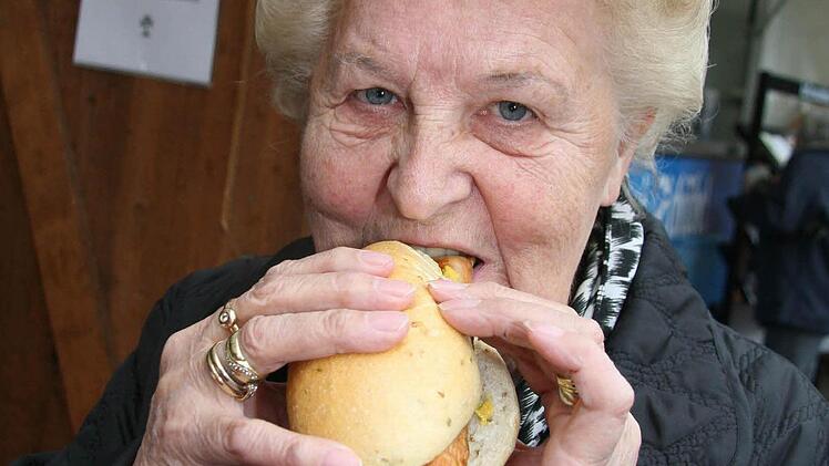 ... und Hedwig Behrschmidt genoss die frischen Würste.