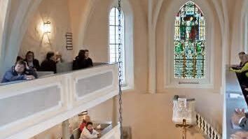 Blick in den Chorraum der restaurierten Christuskirche Mönchenröden.