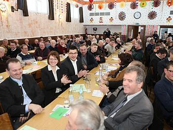 Bürgermeister und Landwirte aus dem Landkreis in der Turnhalle in Scheßlitz. Foto: Barbara Herbst