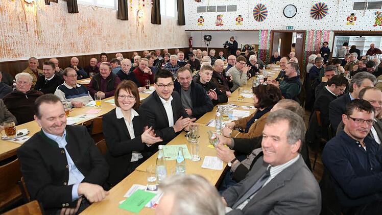 Bürgermeister und Landwirte aus dem Landkreis in der Turnhalle in Scheßlitz. Foto: Barbara Herbst