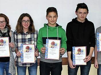 Bei der Tischtennis-Vereinsmeisterschaft in Haßlach siegten beim Nachwuchs Linda Baumann (Dritte von links) und Lukas Sembach (Vierter von links). Mit im Bild (von links) Natalie Raab, Luisa Baumann, Emanuel Behrschmidt, Dennis Friemel und Luca Friemel. Fotos: Hans Franz