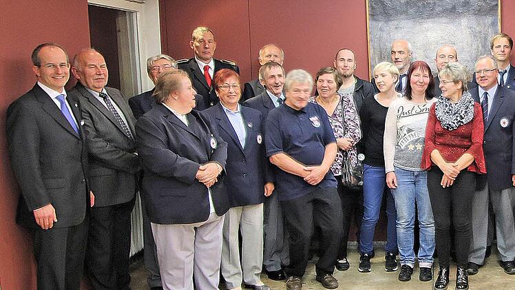Verdiente und langjährige Mitglieder des Roten Kreuzes wurden bei der Jubiläumsfeier in der Alten Aula geehrt. Einige von ihnen gehören dem BRK bereits 60 Jahre an.  Foto: Dieter Britz