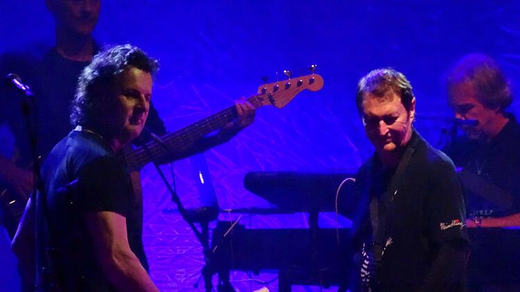 Wie Hans-Jürgen Buchner und seine Band Haindling ihr Konzert beim Tambacher Sommer zum ebenso gelungenen wie nachdenklich stimmenden Abend werden lassen.