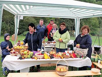Präsenz zeigte wieder der Gartenbauverein Neukenroth mit Vorsitzendem Georg Schank (Hintergrund, rote Jacke).     Gerd Fleischmann