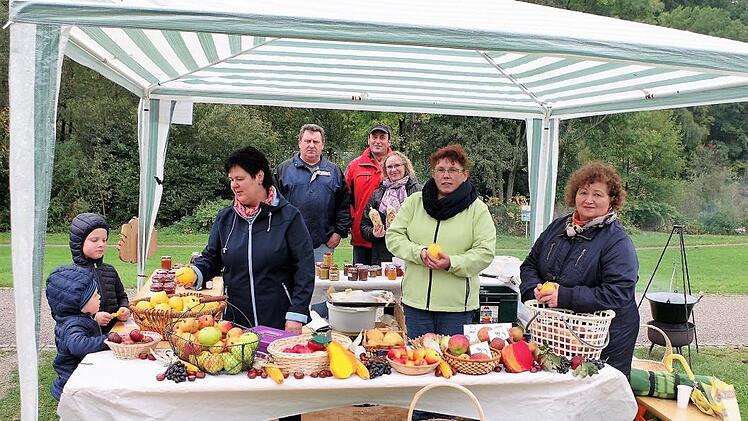 Präsenz zeigte wieder der Gartenbauverein Neukenroth mit Vorsitzendem Georg Schank (Hintergrund, rote Jacke).     Gerd Fleischmann