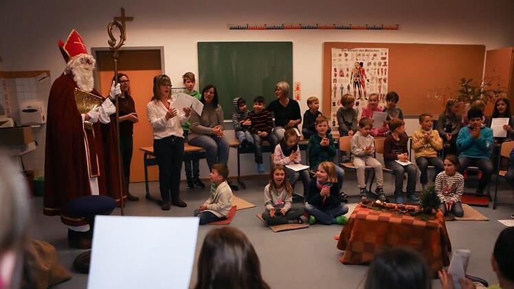Der Nikolaus in der offenen Ganztages-Schule in Bischberg.  Foto: Barbara Herbst