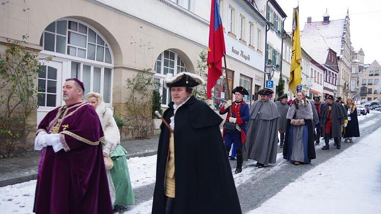 Die historischen Gruppen zogen zur Stadtpfarrkirche.