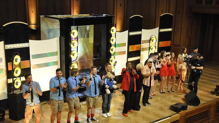 Die Akteure von "Startreff unterwegs" waren am Ende der Show nochmals gemeinsam auf der Bühne. Fotos: Peter Klopf