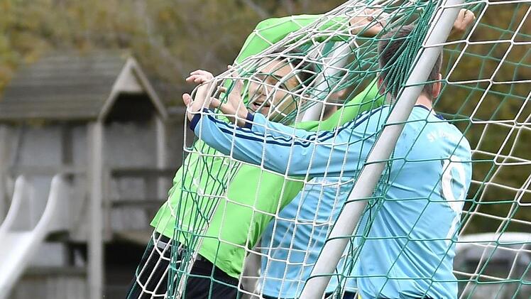 Ins Netz gegangen: Dominik Eckstein (links) vom  TSV Cadolzburg und Alexander Neubert (rechts) vom SV Burggrafenhof. Foto: Sportfoto Zink