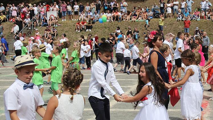 Die Kinder tanzen den "Rutscher", 2019, vor der gro&szlig;en Corona-Pause.