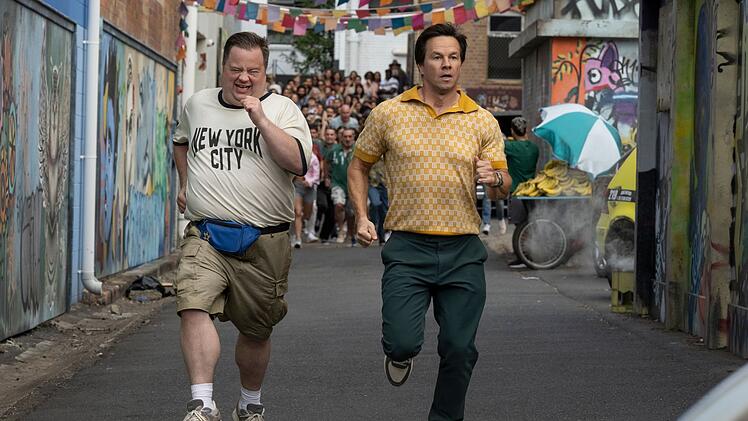 Elijah (Paul Walter Hauser, links) und Brad (Mark Wahlberg) sind auf der Flucht vor der brasilianischen Bev&ouml;lkerung.