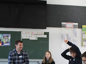 Buchh&auml;ndler Martin Eisenmann f&uuml;hrt die 5. Kl&auml;ssler der Mittelschule Hammelburg in die Welt der B&uuml;cher ein.