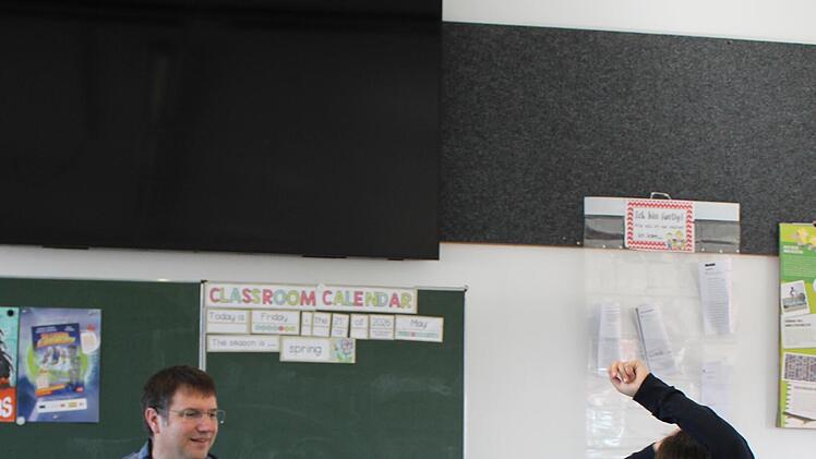 Buchh&auml;ndler Martin Eisenmann f&uuml;hrt die 5. Kl&auml;ssler der Mittelschule Hammelburg in die Welt der B&uuml;cher ein.
