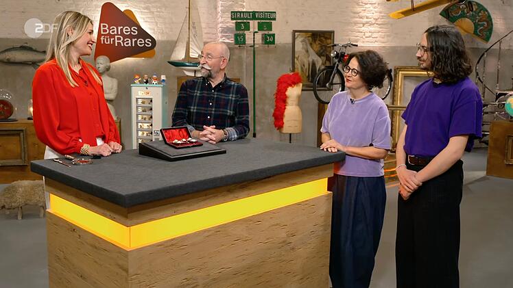Verk&auml;uferin Verena war mit Sohn Julian (rechts) zu "Bares f&uuml;r Rares" angereist. Expertin Bianca Berding (links) und Moderator Horst Lichter konnten sich f&uuml;r ihr Objekt begeistern.