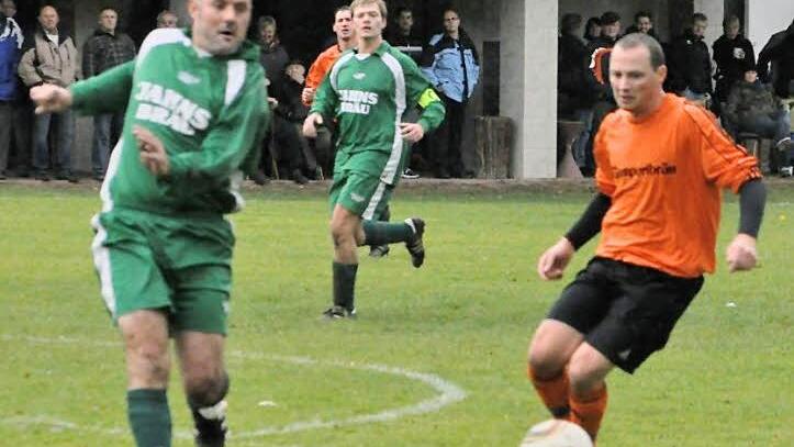 Gegen den SV Neuses erzielte Neuzugang Sebastian Lerner vom SV Fischbach (rechts) mit dem Treffer zum 6:1 sein zwölftes Saisontor. Foto:  Herbert Kalb