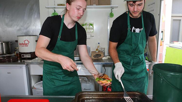 Am neuen Stand für Vegetarier und Veganer wird gerade ein Veggie-Burger zubereitet.
