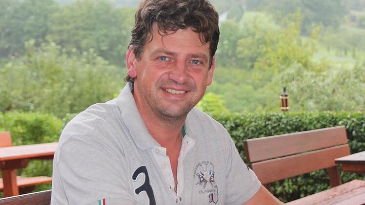 Frank Klarmann sitzt auf der Terrasse in seinem Berggasthof "Banzer Wald". Fünf Jahre war er im Staffelsteiner Stadtrat - nun gibt er sein Mandat zurück. Foto: Tobias Kindermann