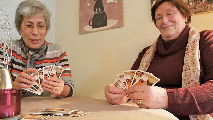 Inge Brandner (links) und Rita Reith spielen Rommé.