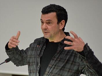 Die Augen, der Blick: Regisseur Christian Petzold gibt an der Uni Bamberg Einblick in das Denken eines erfolgreichen Filmemachers.  Foto: Ronald Rinklef