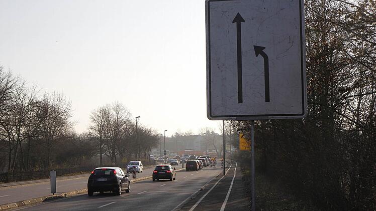 Am Morgen wurde die Fahrbahn am Münchner Ring verengt.  Foto: Sebastian Martin