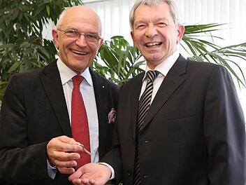 Günther Denzler (links) übergab am Mittwoch symbolisch den Schlüssel des Landratsamtes an seinen Nachfolger Johann Kalb.  Foto: Barbara Herbst