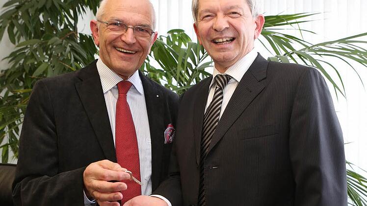 Günther Denzler (links) übergab am Mittwoch symbolisch den Schlüssel des Landratsamtes an seinen Nachfolger Johann Kalb.  Foto: Barbara Herbst