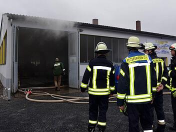 Ein Brand in einer Lackiererei im Bad Kissinger Stadtteil Garitz löste am Montag den Einsatz mehrerer Feuerwehren aus.  Foto: Peter Rauch