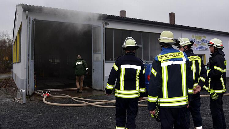 Ein Brand in einer Lackiererei im Bad Kissinger Stadtteil Garitz löste am Montag den Einsatz mehrerer Feuerwehren aus.  Foto: Peter Rauch