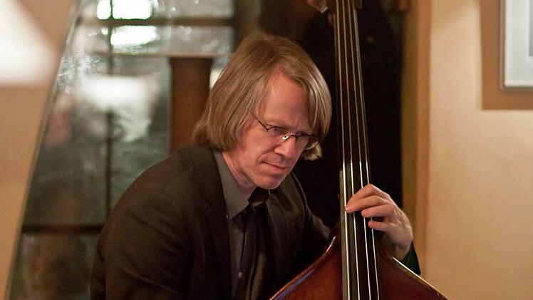 Der Saxofonist Till Martin gastierte mit seinem Quartett im Ratskeller. Am Kontrabass: Henning Sieverts.Foto: Jochen Berger