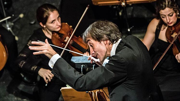 Impressionen vom Sinfoniekonzert im Coburger Landestheater: Gastdirigent Bruno Ferrandis.Foto: Jochen Berger