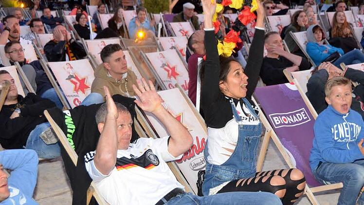 Große Begeisterung stellte sich beim Public Viewing am Stadtstrand beim Spiel Deutschland- Italien nur bei wenigen Besuchern ein.  Foto: Peter Rauch