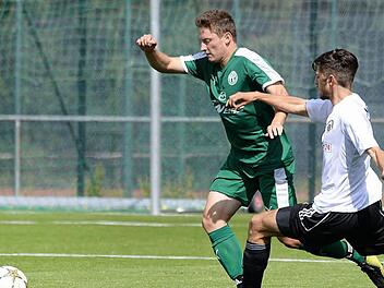 Der Neudrossenfelder Stefan Wölfel zieht in dieser Szene am Kulmbacher Dorian Carl vorbei. Foto: Peter Mularczyk