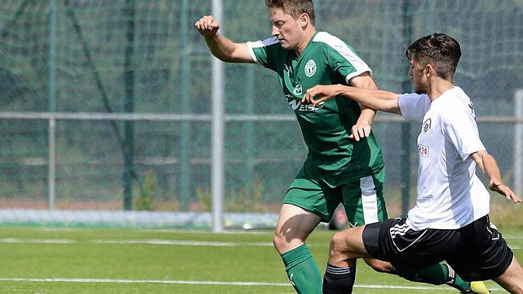 Der Neudrossenfelder Stefan Wölfel zieht in dieser Szene am Kulmbacher Dorian Carl vorbei. Foto: Peter Mularczyk