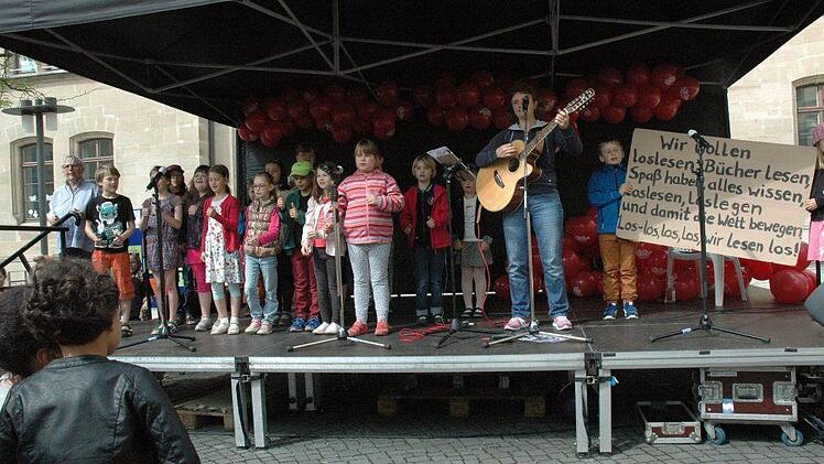 Zusammen mit den Kindern sang Christine Alberth ihr Lied vom "Los!Lesen". Foto: Edwin Meißinger