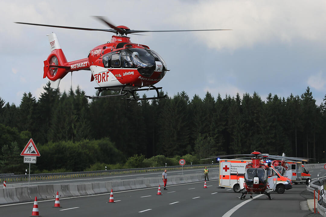 Brennender Reisebus auf A9 im Landkreis Hof - Autobahn komplett gesperrt