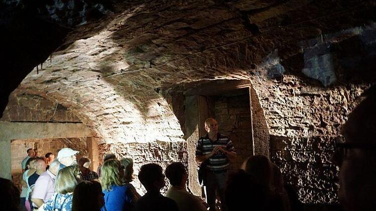Beim Historischen Dorffest in Weißenbach gab es Führungen, die gerne angenommen wurden. Hier im unteririschen Keller des ehemaligen Zentspeichers. Foto: Marion Eckert