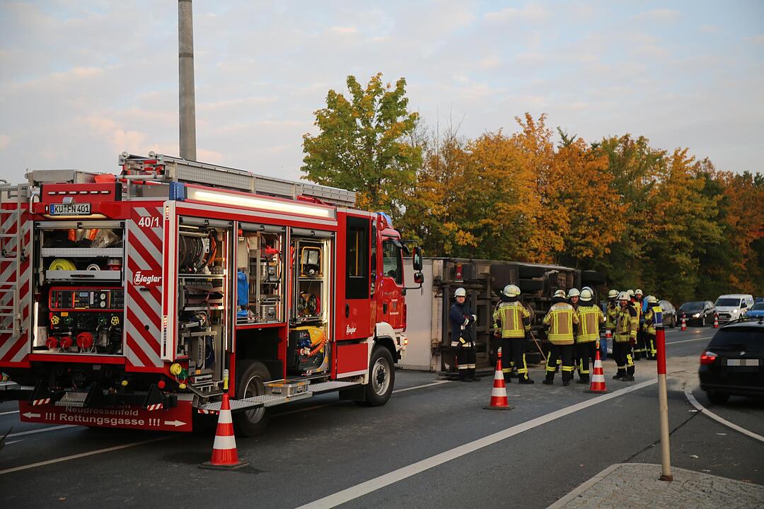 Kühllaster kommt ins Schlingern und kippt um