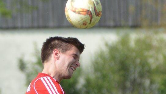 Der Burgkunstadter Andre Kleuderlein setzt sich im Kopfballduell gegen den Arnsteiner Torsch&uuml;tzen Tobias Reh durch. Sein Kopfball ging jedoch weit &uuml;ber das Tor. Foto: Gunther Czepera