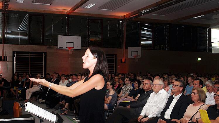Carolina Bohra leitete die vereinten Chöre von Spix-Schule und Gymnasium. Foto: Evi Seeger