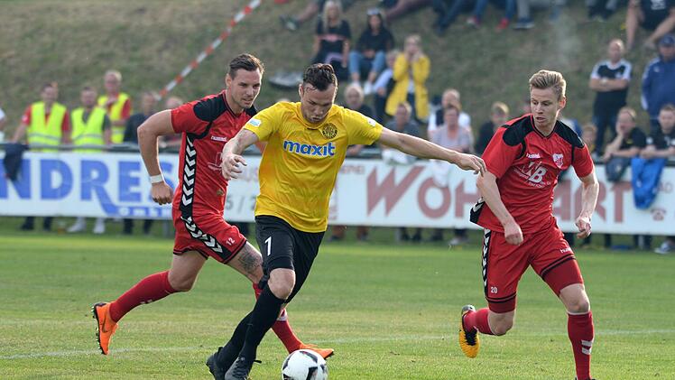 Der Stürmer Patrick Hobsch (am Ball) wird die SpVgg Bayreuth verlassen. Peter Mularczyk/Archiv