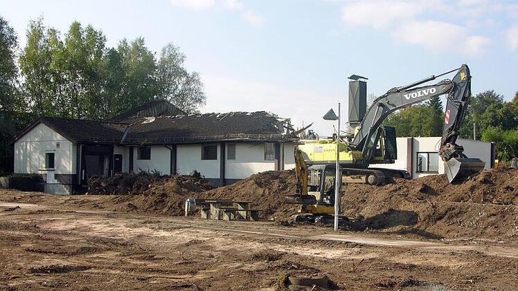 Schwere Gerätschaften besorgen den Gebäudeabbruch. Foto: Klaus Oelzner