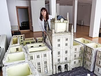 Annabelle Menzner vom Regionalmanagement versucht Handwerker zu finden, die sich der Ruine annehmen. Die Ehrenburg wurde im März im Steinweg untergestellt. Foto: Regionalmanagement