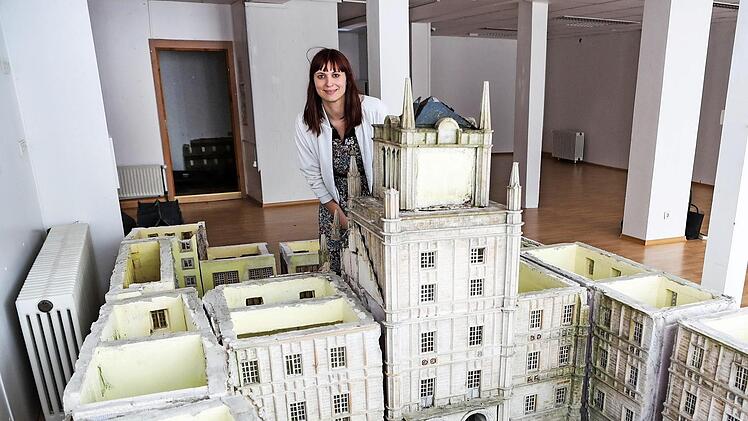 Annabelle Menzner vom Regionalmanagement versucht Handwerker zu finden, die sich der Ruine annehmen. Die Ehrenburg wurde im März im Steinweg untergestellt. Foto: Regionalmanagement