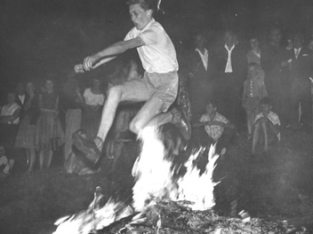 Der Kulmbacher Bernd Otte, damals 13 Jahre alt, beim Sprung übers Sonnwendfeuer.privat
