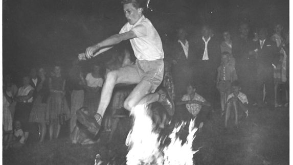 Der Kulmbacher Bernd Otte, damals 13 Jahre alt, beim Sprung übers Sonnwendfeuer.privat