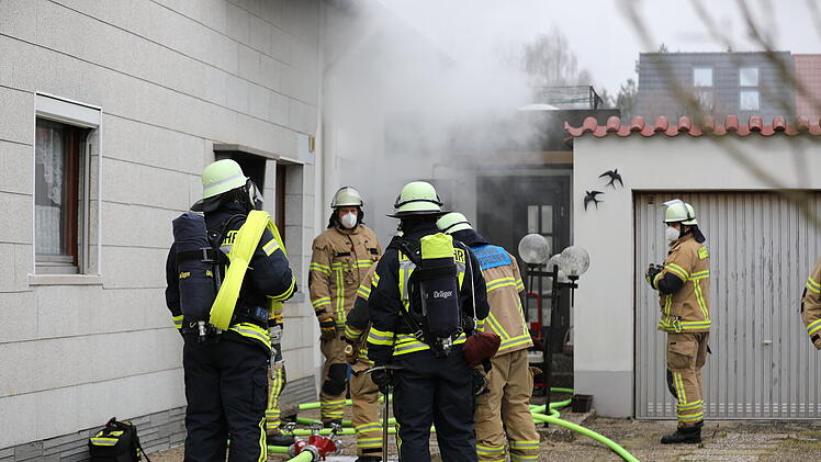 Fürth: Brand in Wohnhaus - Feuerwehr rettet Frau aus Gebäude